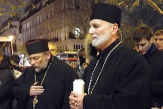 Українська громада помолилася за жертв терактів в Парижі біля театру «Батаклан»